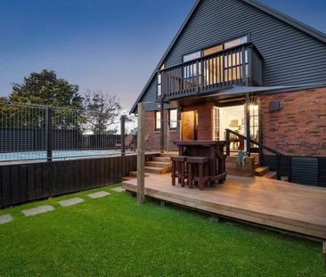 Modern Home with Swimming Pool - Photo 4