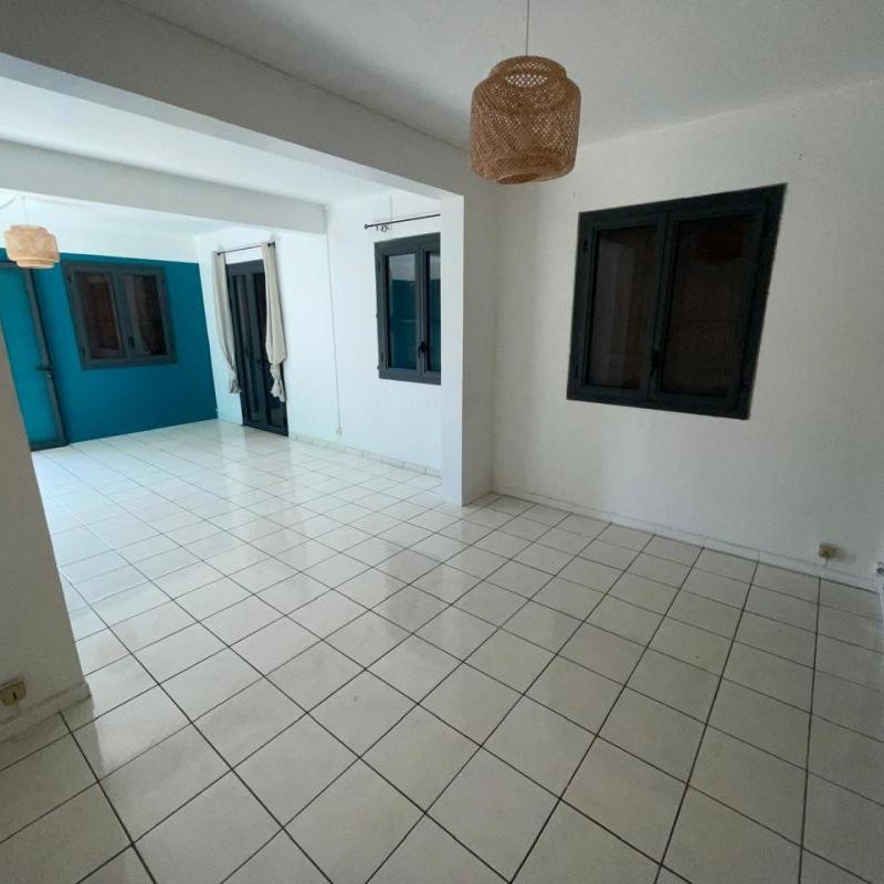 Location Appartement 5 pièces 132m² LE TAMPON 97430 - Photo 1