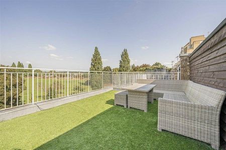 Fairways, Teddington, TW11 - Photo 4