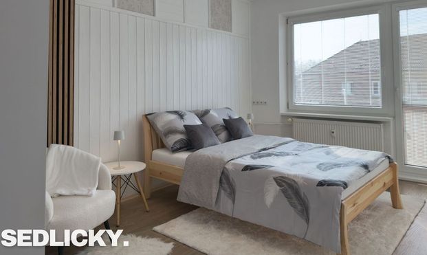 SEDLICKY. | slnečný 2-izbový byt po rekonštrukcii – plne zariadený, parkovanie, výborná lokalita Ul. Janka Kráľa - Fotografia 1
