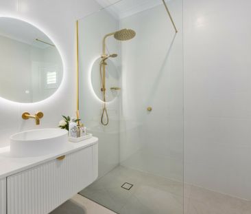 LUXURIOUS COASTAL LIVING IN BENOWA WATERS - Photo 5