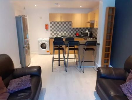 6 Bedroom Semi-Detached House - Photo 2