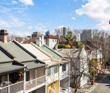 Bright Art Deco apartment in a vibrant city setting - Photo 2