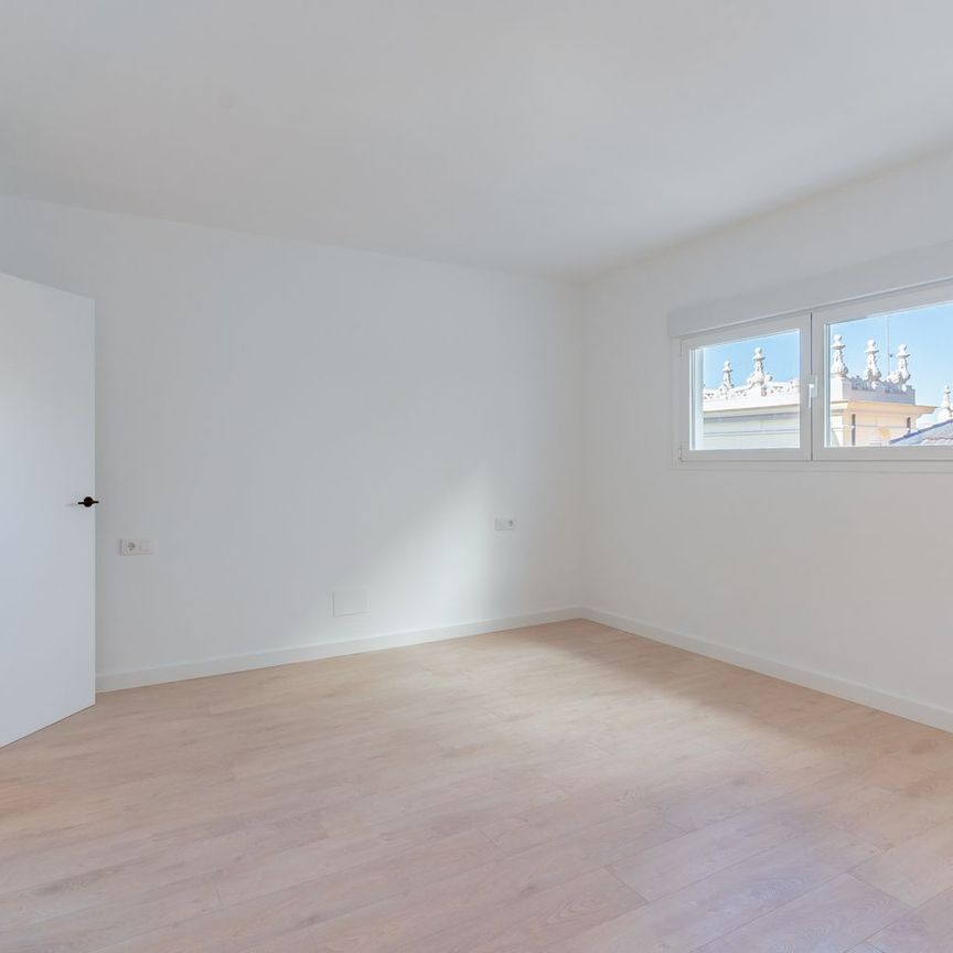 Alquiler de piso en Paseo de Reding - Photo 1