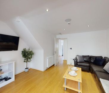 4 bedroom semi-detached house to rent - Photo 5