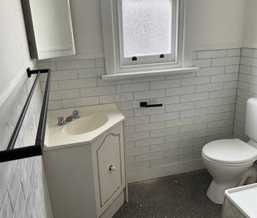 Cute and close in - Photo 5