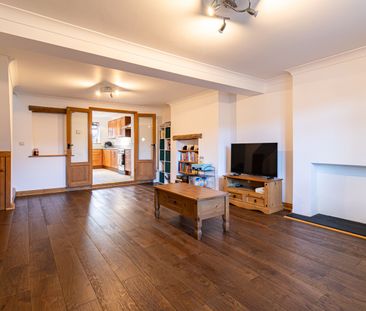 Charming One-Bedroom Cottage - Photo 2