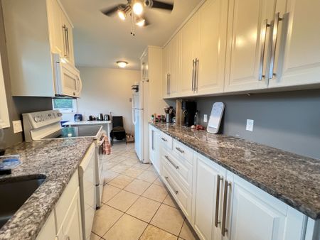 For Lease - 31 GARY Avenue, South of Baseline to Knoxdale, Ontario - Photo 2