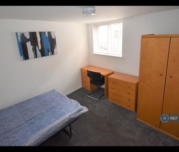 8 bedroom semi-detached house to rent - Photo 3