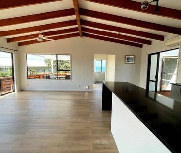 4 bedroom 2 bathroom modern living - Photo 3