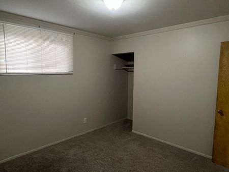 Pet Friendly, 2 Bedroom, Private Laundry, Shared Yard!! - Photo 5