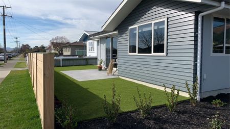 Sunny Modern Townhouse close to Richmond - Photo 2