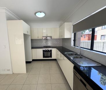 Stunning & Spacious Renovated 3 Bedroom Townhouse with timber flooring - Photo 4