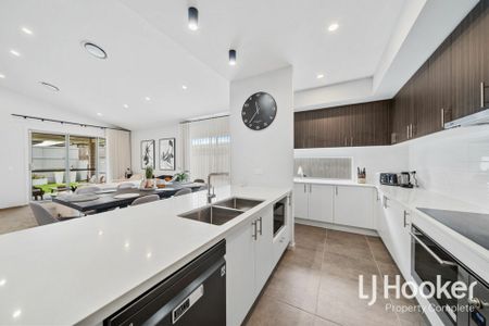 Style & Quality - Superior Family Home - Ducted Air Conditioning - Two Living Zones - Photo 4