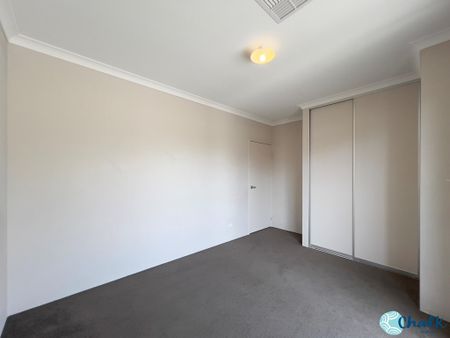 MODERN, LOW MAINTENANCE FAMILY HOME! - Photo 3