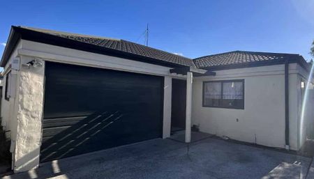 Family Living on Featherston Street - Photo 3