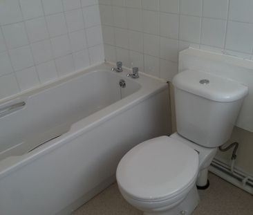 4 Bedroom Terraced To Rent in Nottingham - Photo 3