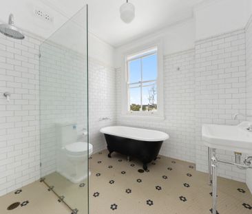 Beautifully Renovated Four Bedroom Victorian Terrace House with Ita... - Photo 4