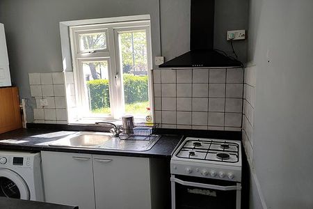 4 bedroom semi-detached house to rent - Photo 2