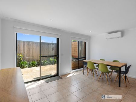 Charming 3-Bedroom Townhouse in the Heart of Cowes - Photo 2