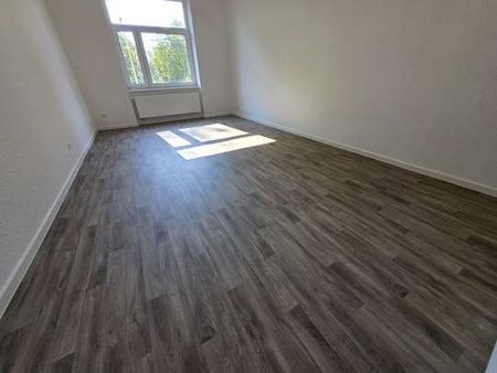 Moderne Ausstattung / hochwertige Bodenbeläge / Balkon u.v.m.... - Foto 3