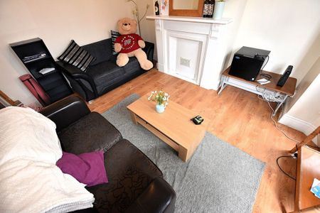 4 bedroom House in Hessle Place, Leeds - Photo 3