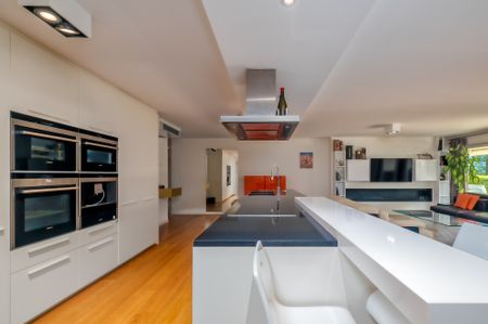 CONFORTEVOLE APPARTAMENTO CON GIARDINO PRIVATO A MELIDE - Foto 2