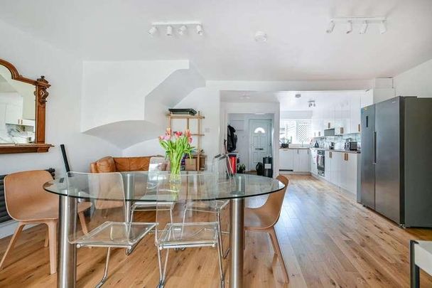 Morland Close, Hampton, TW12 - Photo 1