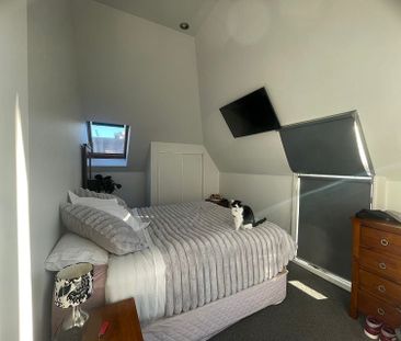 Location! 3 bed townhouse with double garage - Photo 3