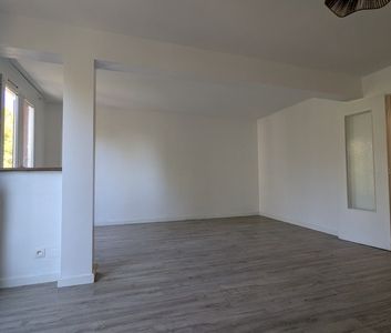 Location Appartement 4 pièces 71m² MARTIGUES 13500 - Photo 2