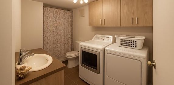 Grand 4 1/2 RÉNOVÉ en COIN, ASCENSEUR, GYM, PISCINES - INCOMPARABLE - Photo 2