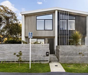 MODERN ARCHITECTURALLY DESIGNED TOWNHOUSE - Photo 1