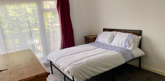 7 Perry Hill, Chelmsford, CM1 7RD – Balcony Room - Photo 2