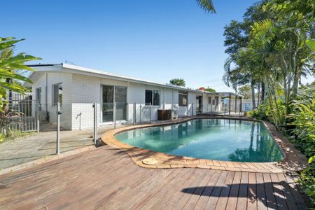 Spacious Four/Five Bedroom Home with Pool in Prime Palm Beach Location - Photo 3