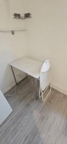 1 bedroom in a flat share to rent - Photo 5