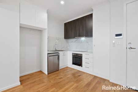 Designer Living in the Heart of Prospect! - Photo 2