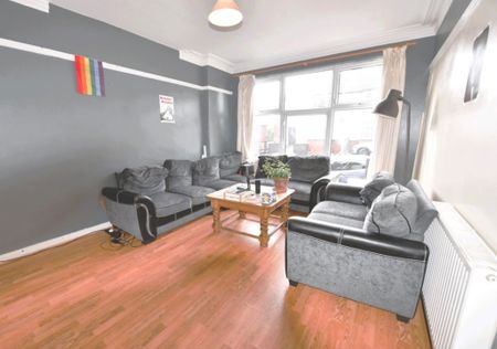 8 bedroom House in Richmond Avenue, Leeds - Photo 2