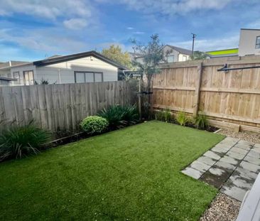 Three bedroom home with garage - Photo 5