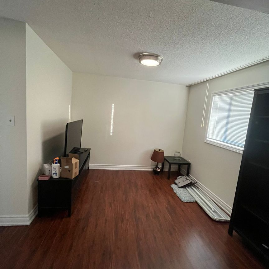 For Lease - 327 Evergreen Crescent Unit# Main, Oakville, Ontario - Photo 1