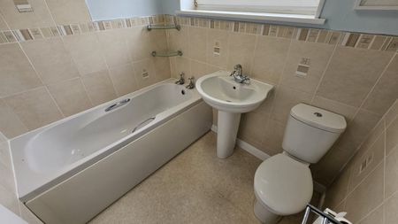 3 bed Semi-Detached - To Let - Photo 5