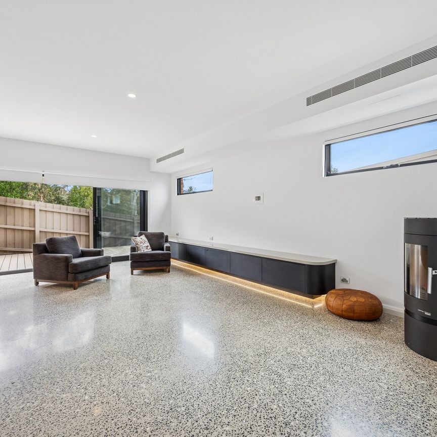 EXECUTIVE LIVING WITH DESIGNER DETAIL - Photo 1