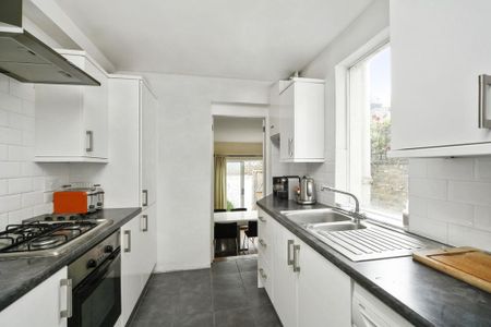 3 bedroom terraced house to rent - Photo 5