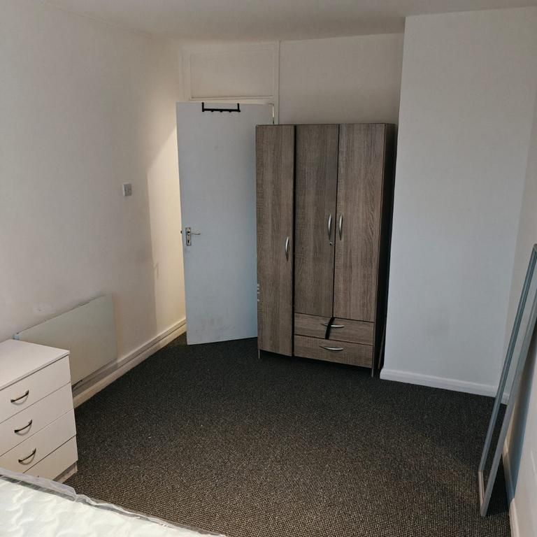 3 bedroom flat to rent - Photo 1