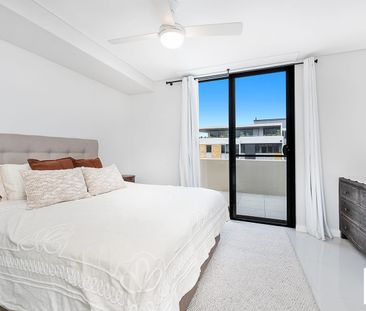 Light-Filled Two-Bedroom Apartment Fully Furnished - Photo 1