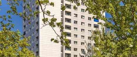 2-Raum-Stadt-Wohnung mit Balkon und offener Küche - Photo 1