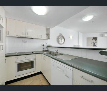 Furnished, pool, gym and an unbeatable location! - Photo 4