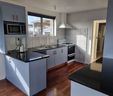 Tidy Three Bedroom House - Owhata - Photo 4