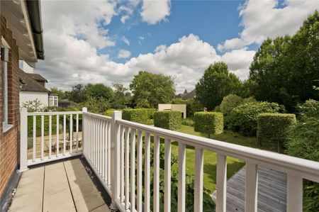 Beautiful six bedroom family home with landscaped gardens - Photo 3