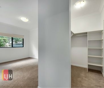 GROUND FLOOR, FULLY AIR CONDITIONED 2 BEDROOM UNIT WITH COURTYARD! - Photo 2