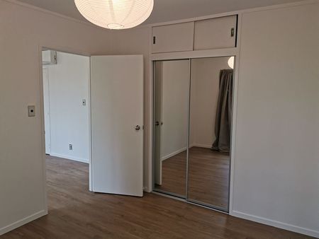 Sunny and private 2 bedroom end unit in Titirangi - Photo 3